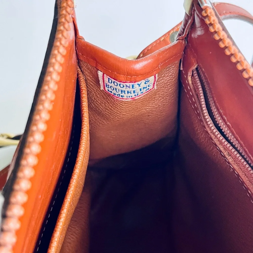 VINTAGE DOONEY & BOURKE BLACK TAN CLUTCH CROSSBODY BAG ADJUSTABLE STRAP - Picture 8 of 16